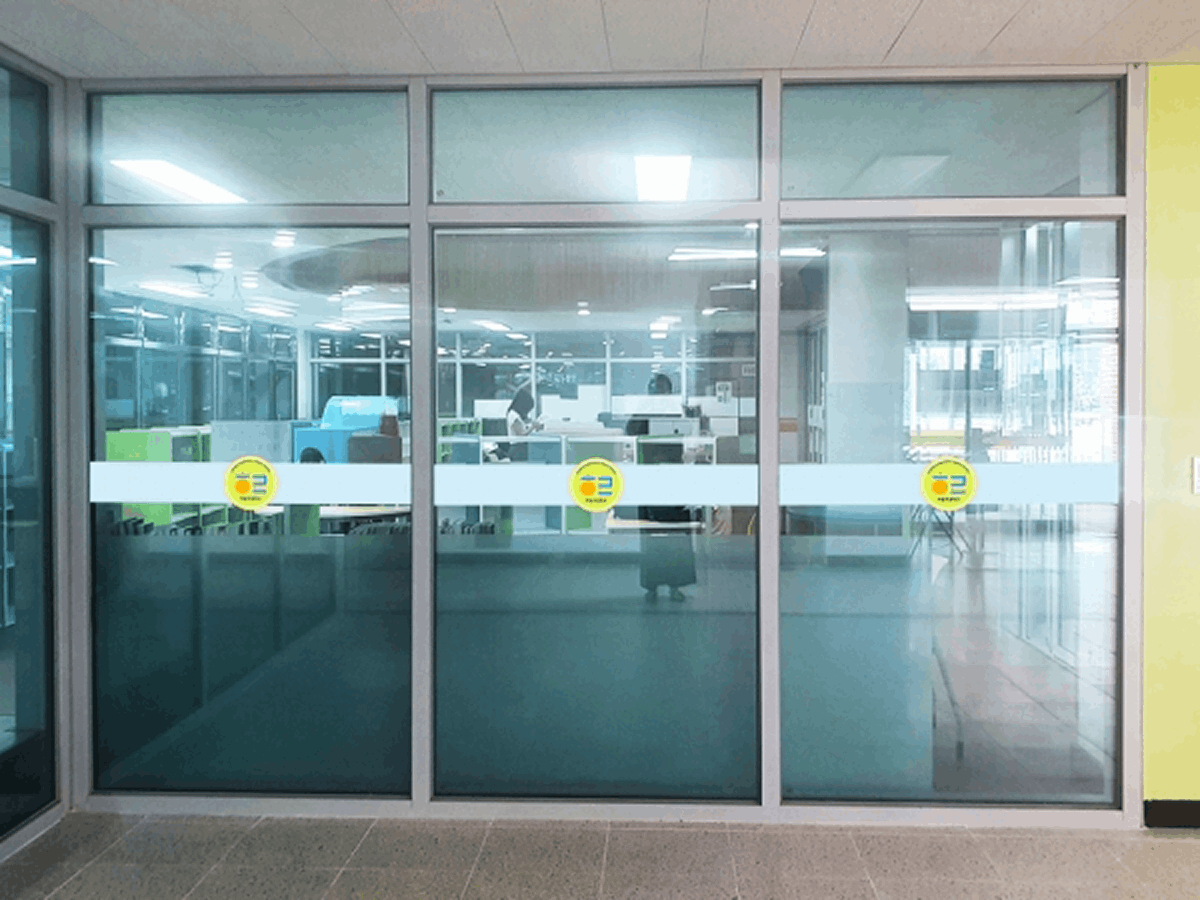 학교 복도 띠지